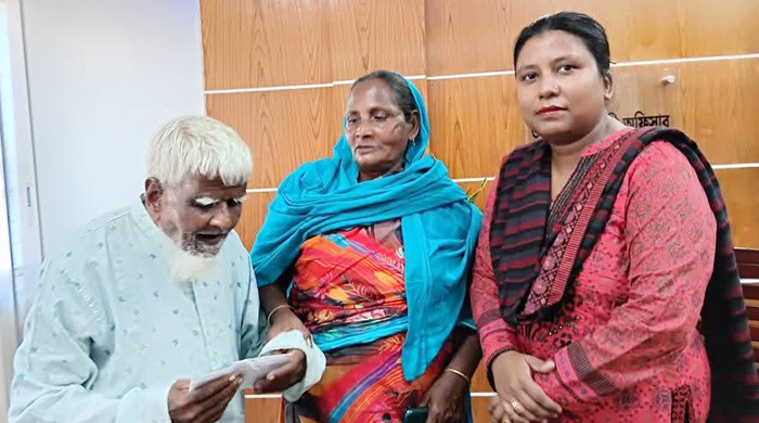 অন্ধ গফুর মল্লিককে সদর প্রশাসনের পক্ষ থেকে আর্থিক সহায়তা প্রদান